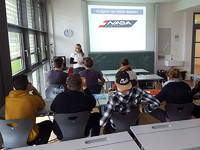 Bild zeigt eine Referentin der NADA Austria bei einem Vortrag in einer Schule