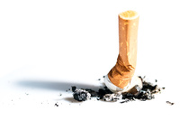 Bild zeigt eine ausgedrückte Zigarette