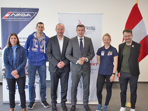 Am Foto zu sehen ist der Präsident der WADA, der Geschäftsführer der NADA Austria und 4 Sportler:innen