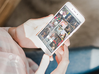 Bild eines Smartphones mit Instagram-Feed