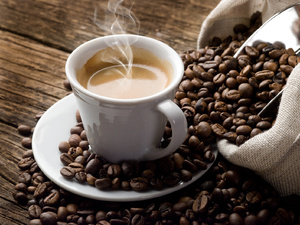 Bild zeigt Kaffeetasse und Kaffeebohnen